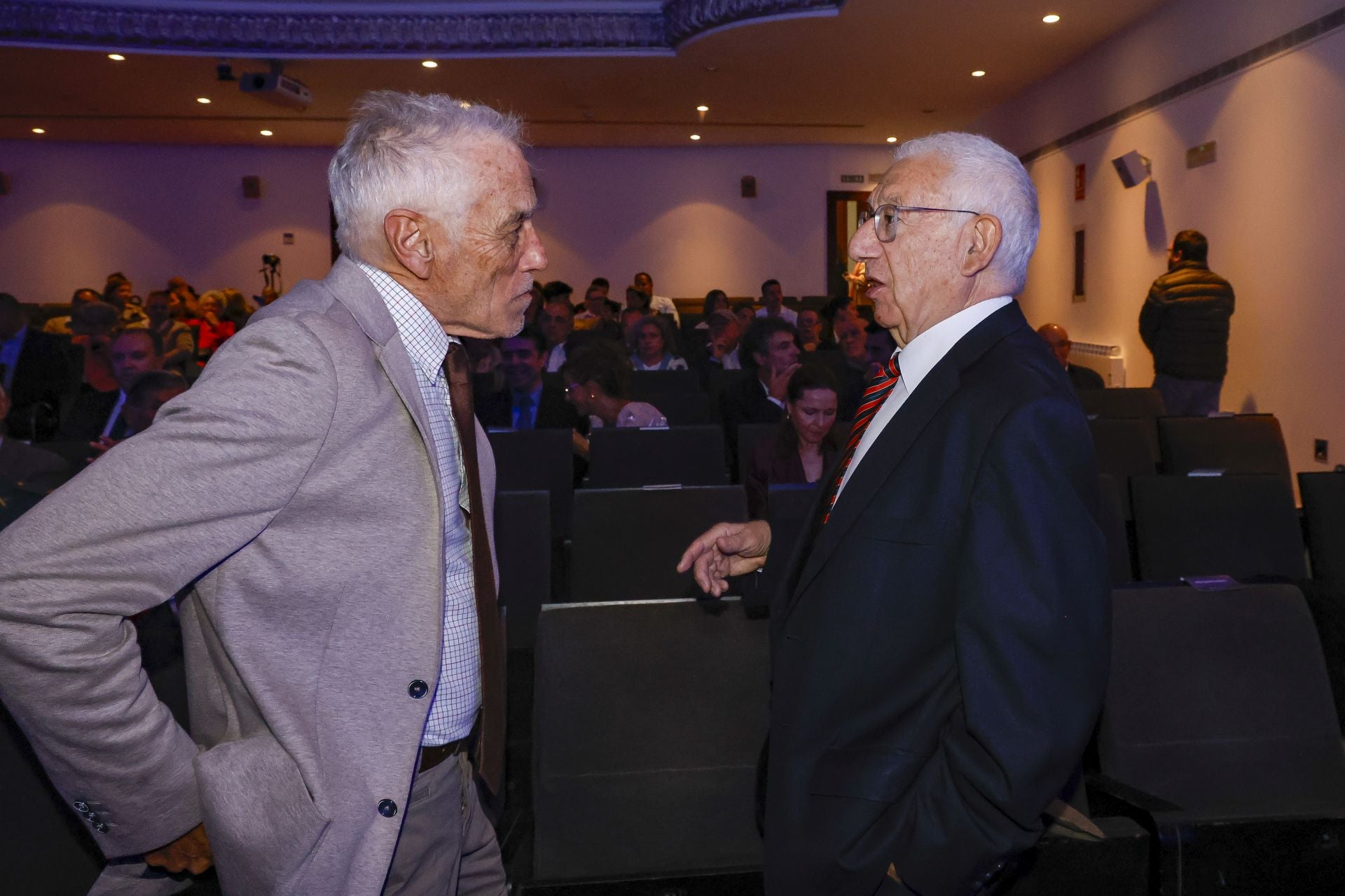 Así fue la presentación de la Fundación Corripio Alonso en el teatro Riera de Villaviciosa