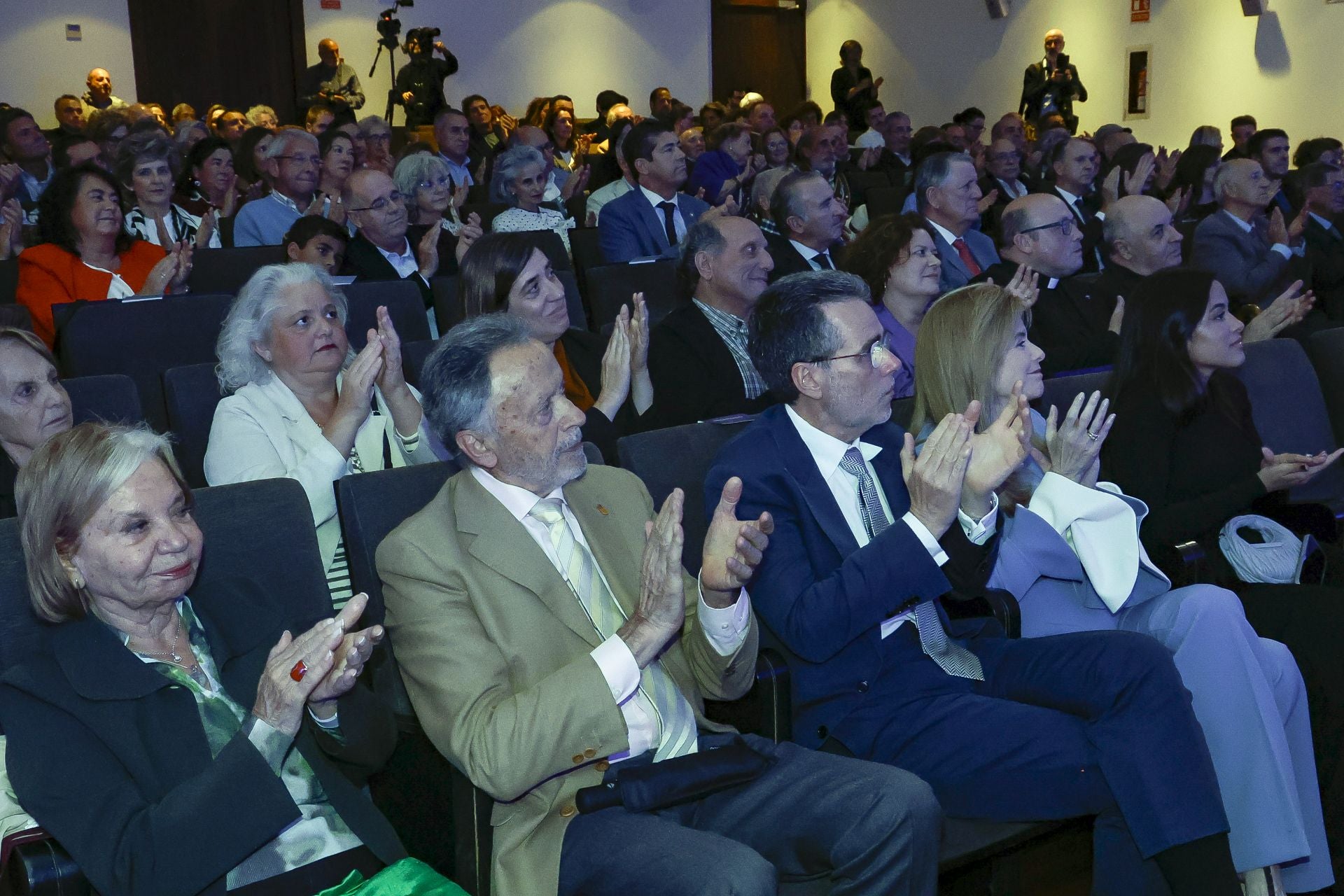 Así fue la presentación de la Fundación Corripio Alonso en el teatro Riera de Villaviciosa