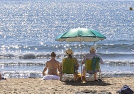 Una pareja de jubilados disfruta de la playa.