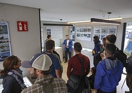 Las explicaciones de César Álvarez a un grupo de personas en el Aula de la Naturaleza de San Balandrán.