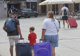 Imagen de archivo de turistas en la plaza de España.