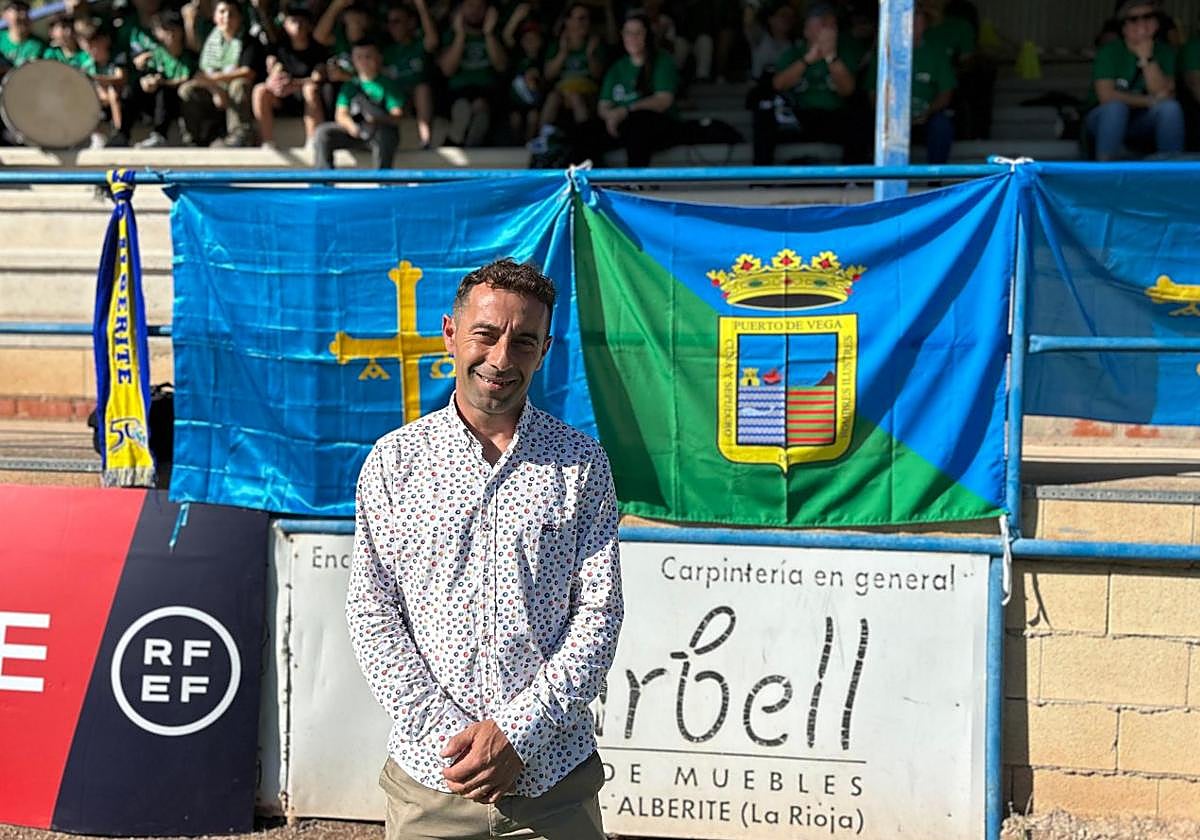 José Ramón Pérez Gión, con la afición del Puerto de Vega detrás, en Alberite.