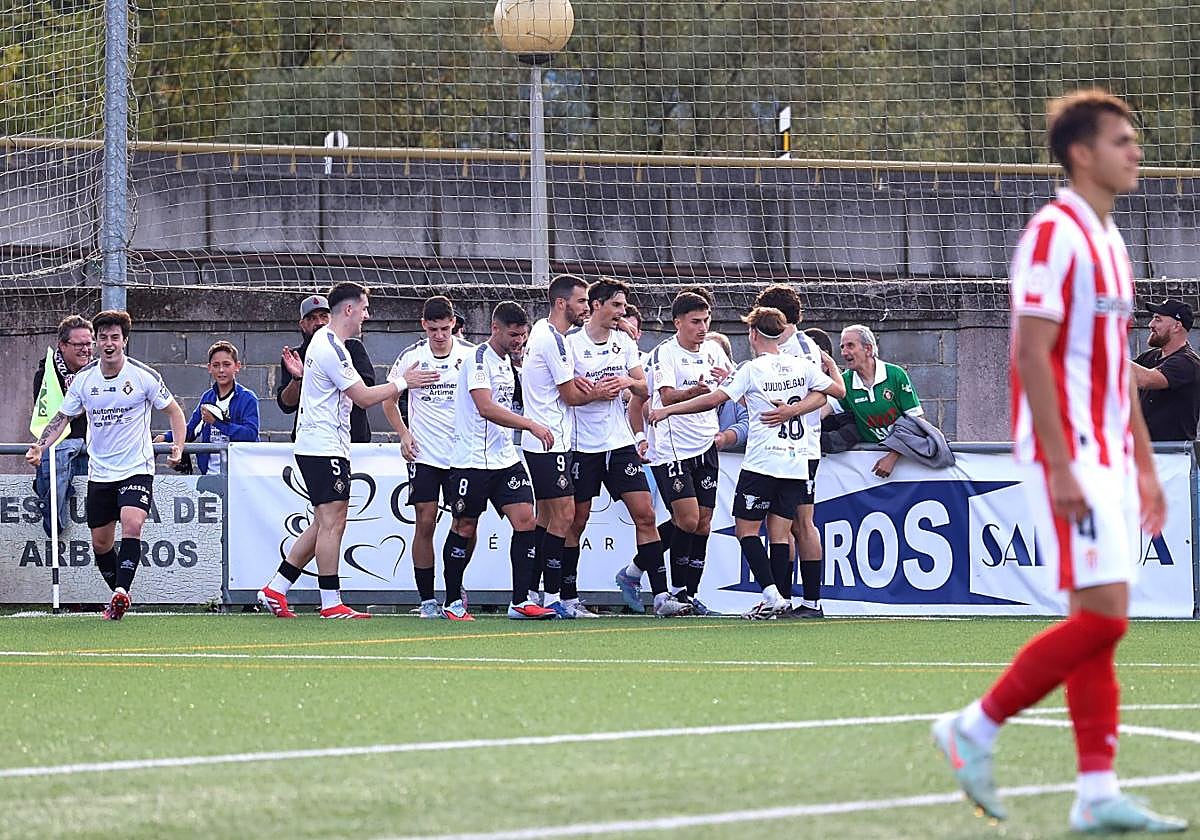 Los jugadores caudalistas celebran uno de los tantos en el duelo ante el Sporting Atlético.