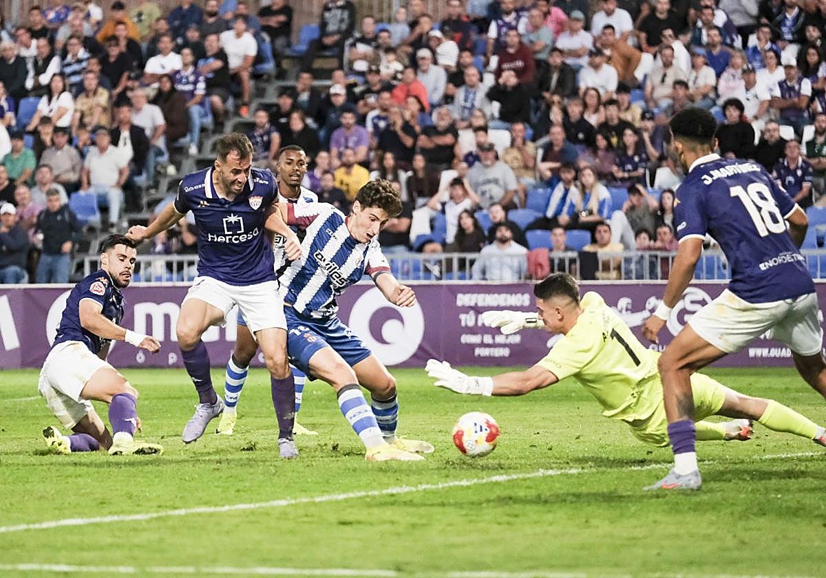 Javi Cueto, que volvió a ser decisivo, dispara a portería en una jugada que acabó en varios rechaces que aprovechó Quicala para marcar el tercer gol.