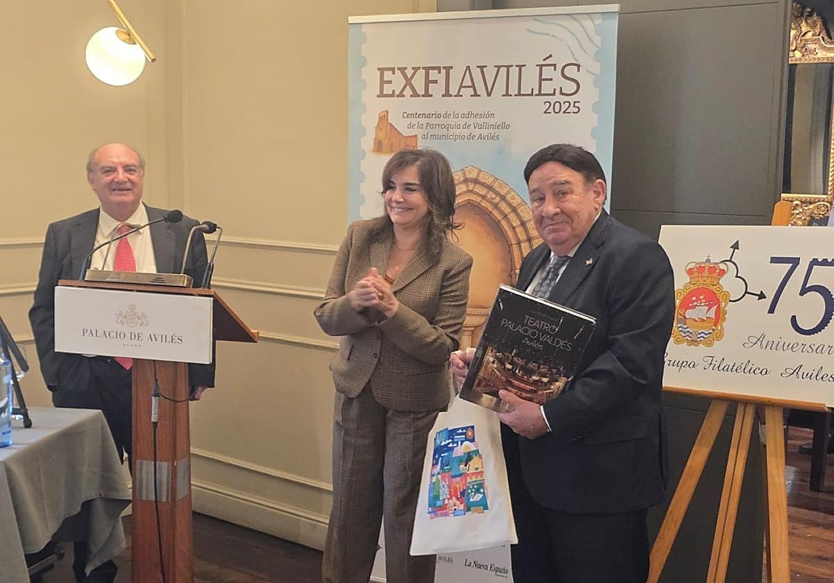 La concejala de Cultura participó en la entrega de los galardones de ExfiAvilés 2025.