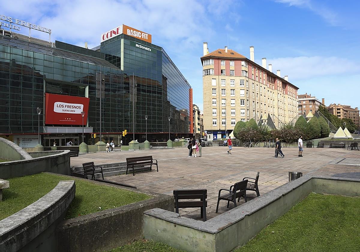 La plaza de Los Fresnos, situada frente al centro comercial, en El Llano.