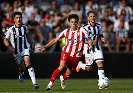 Gaspar Campos intenta sortear a varios rivales en una conducción.