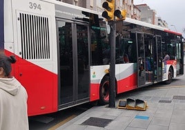 Estado en el que quedó el autobús de EMTUSA tras colisonar contra él un turismo en Pablo Iglesias.