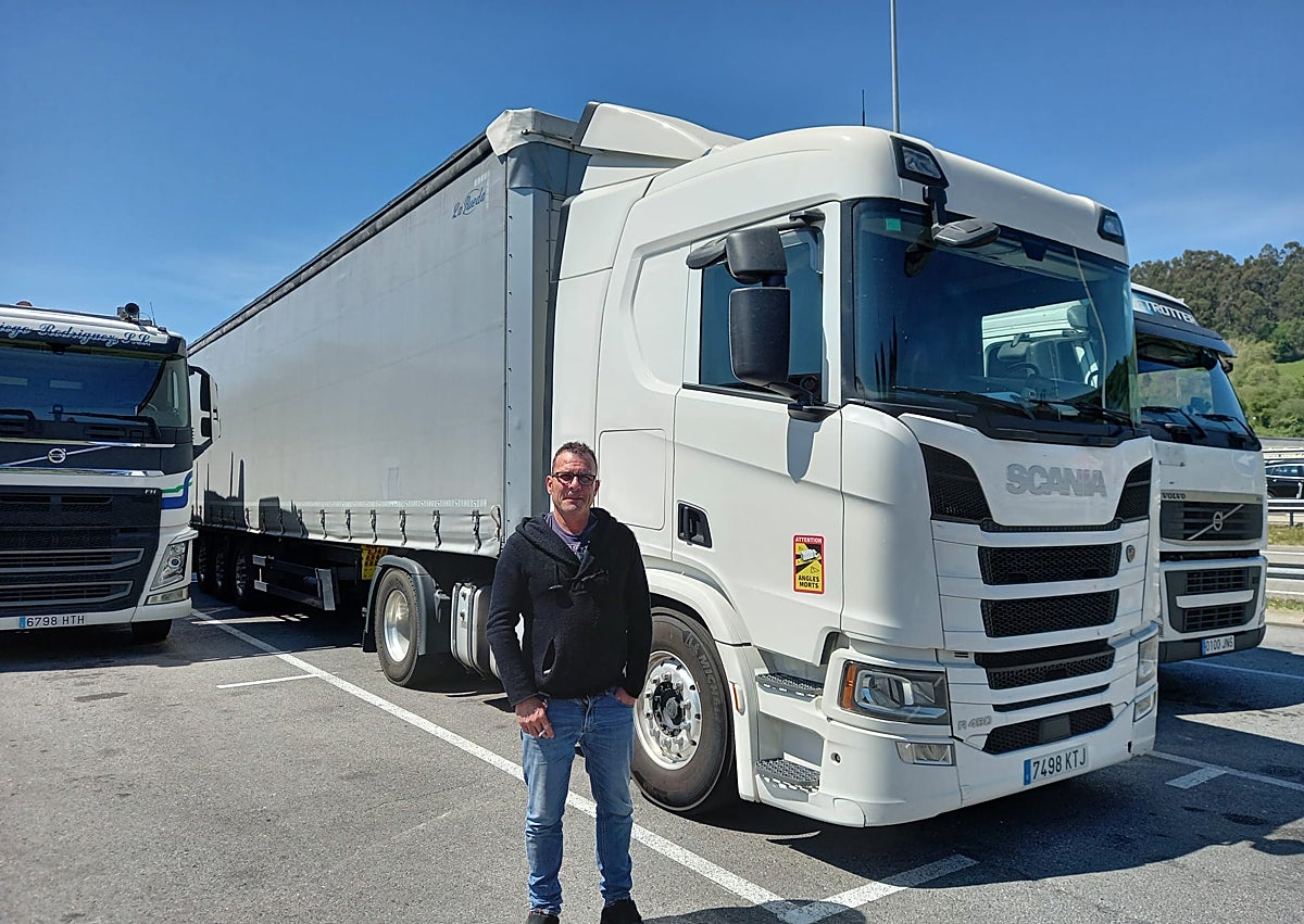 Imagen secundaria 1 - Mario Álvarez, Jesús Muñiz y Carlos Martínez, con sus camiones.