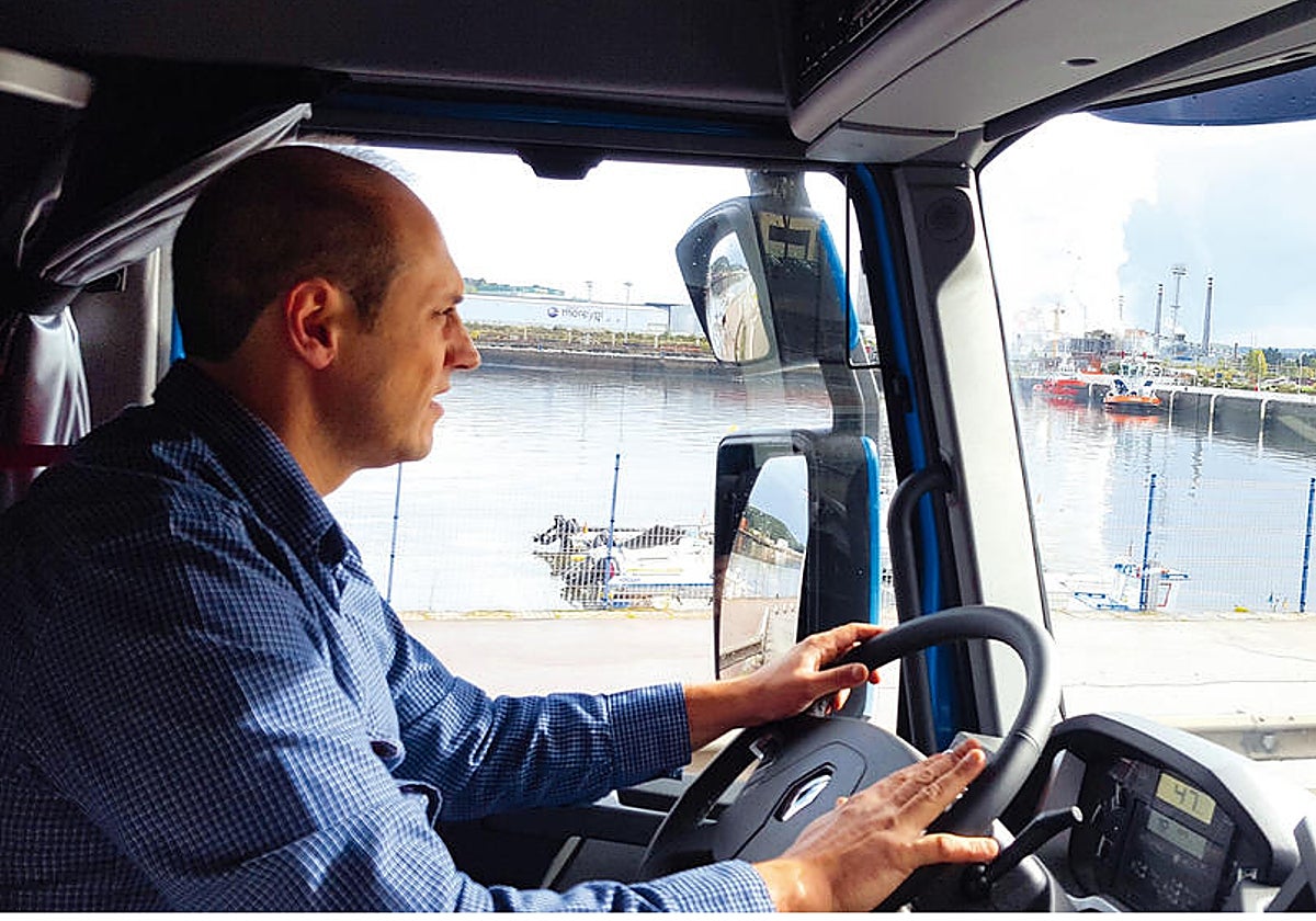 José Ramón Pardo, al volante de su camión en el puerto de El Musel.