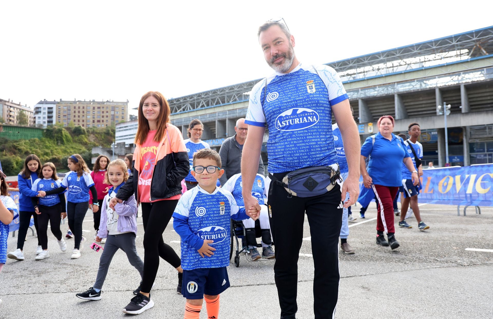 El centenario del Real Oviedo tiñe las calles de azul