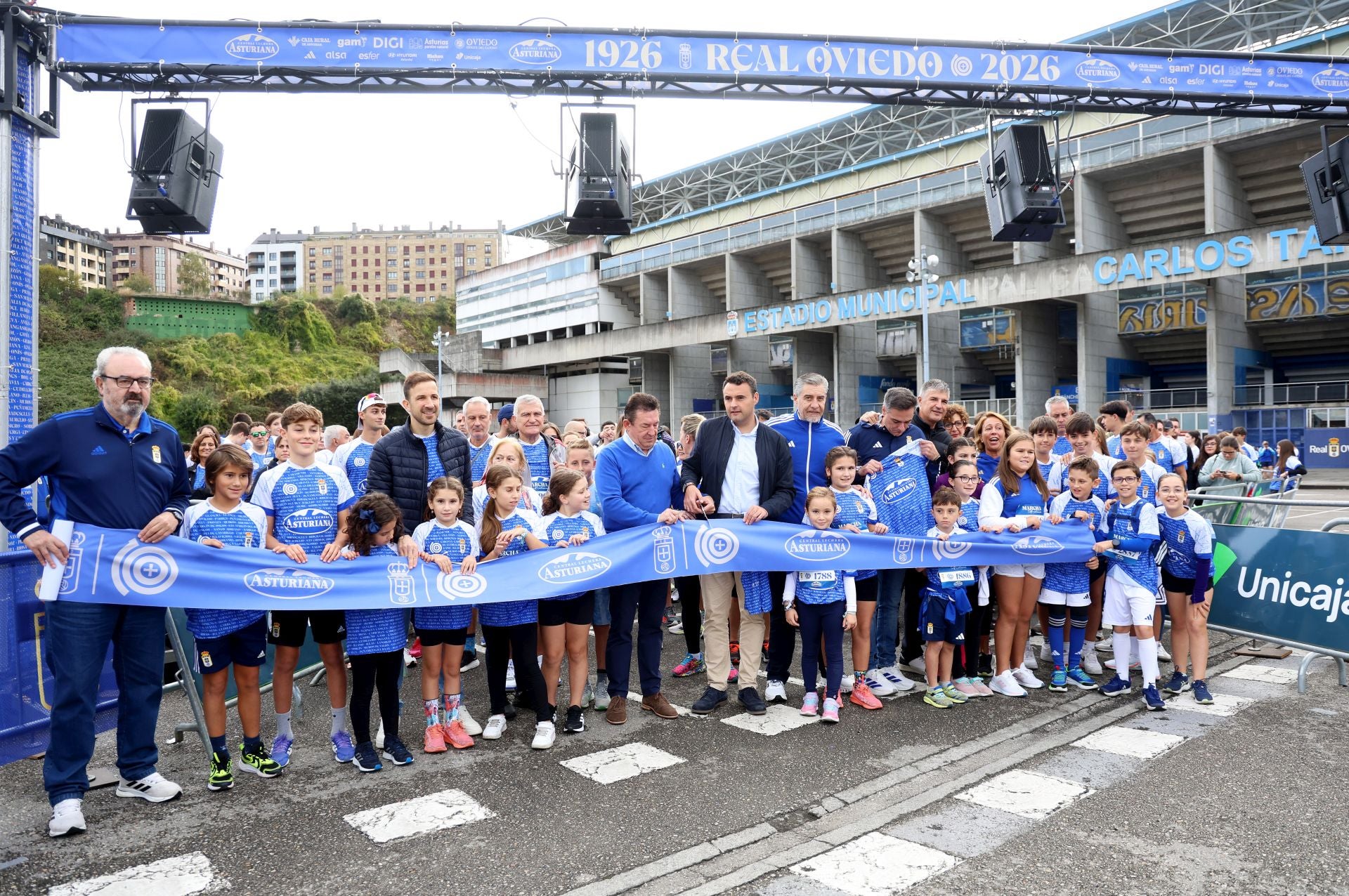 El centenario del Real Oviedo tiñe las calles de azul