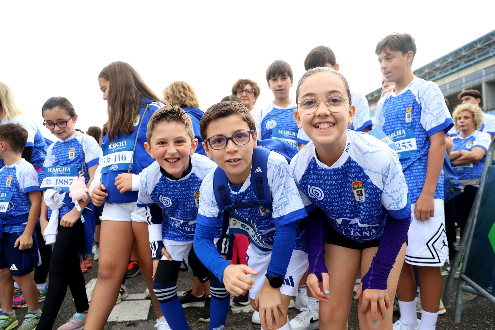 El centenario del Real Oviedo tiñe las calles de azul