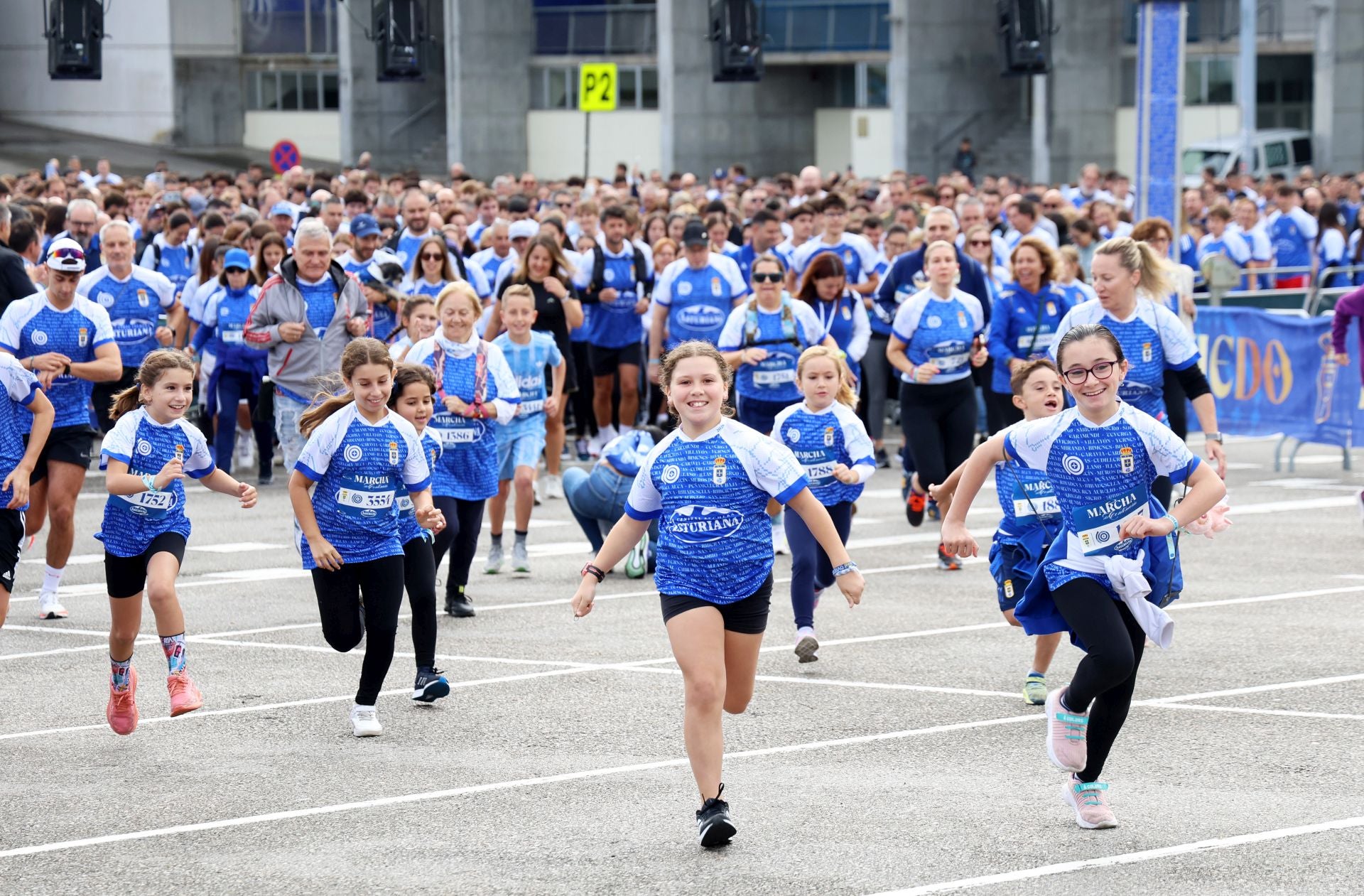 El centenario del Real Oviedo tiñe las calles de azul