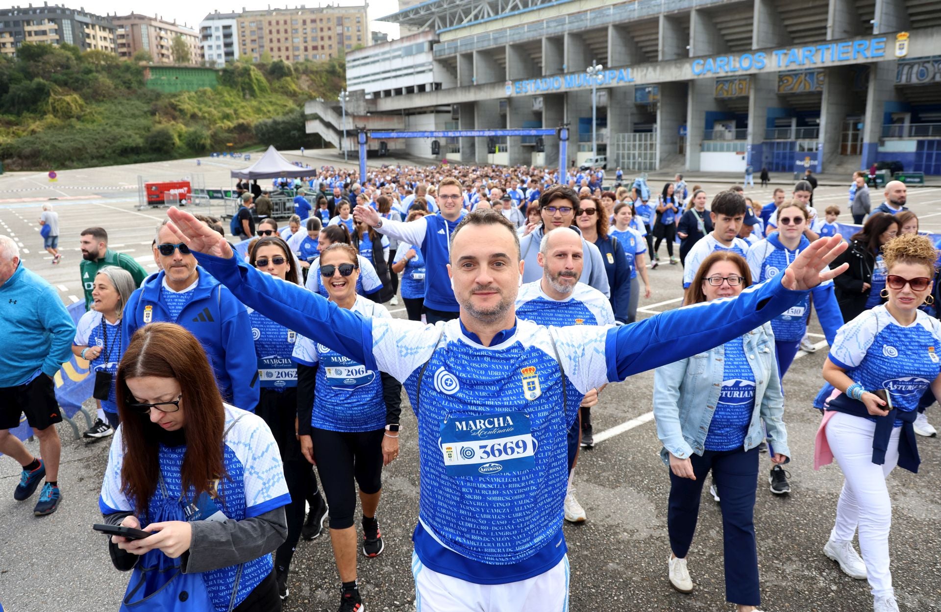 El centenario del Real Oviedo tiñe las calles de azul