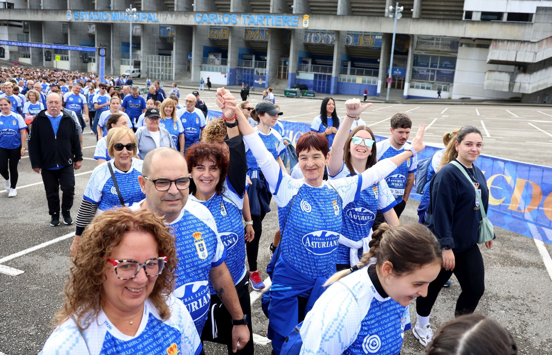 El centenario del Real Oviedo tiñe las calles de azul