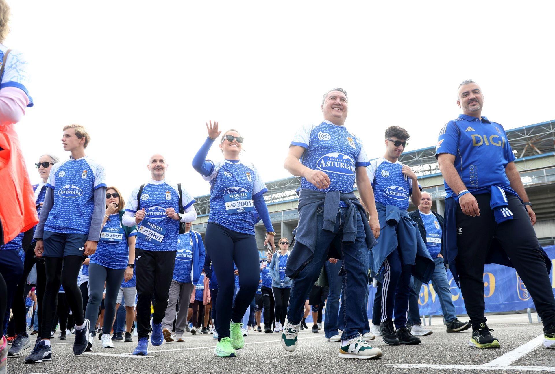 El centenario del Real Oviedo tiñe las calles de azul