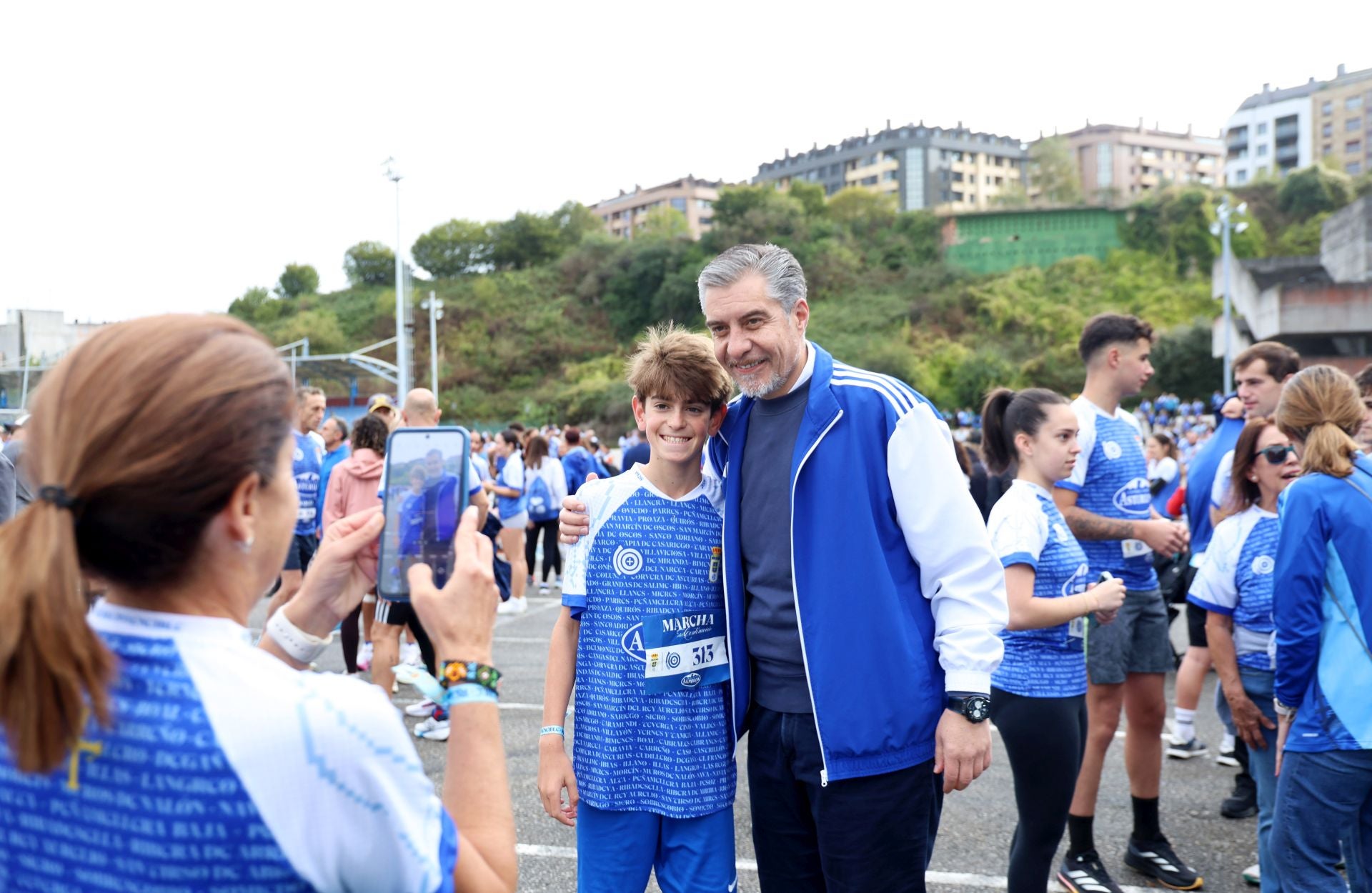 El centenario del Real Oviedo tiñe las calles de azul