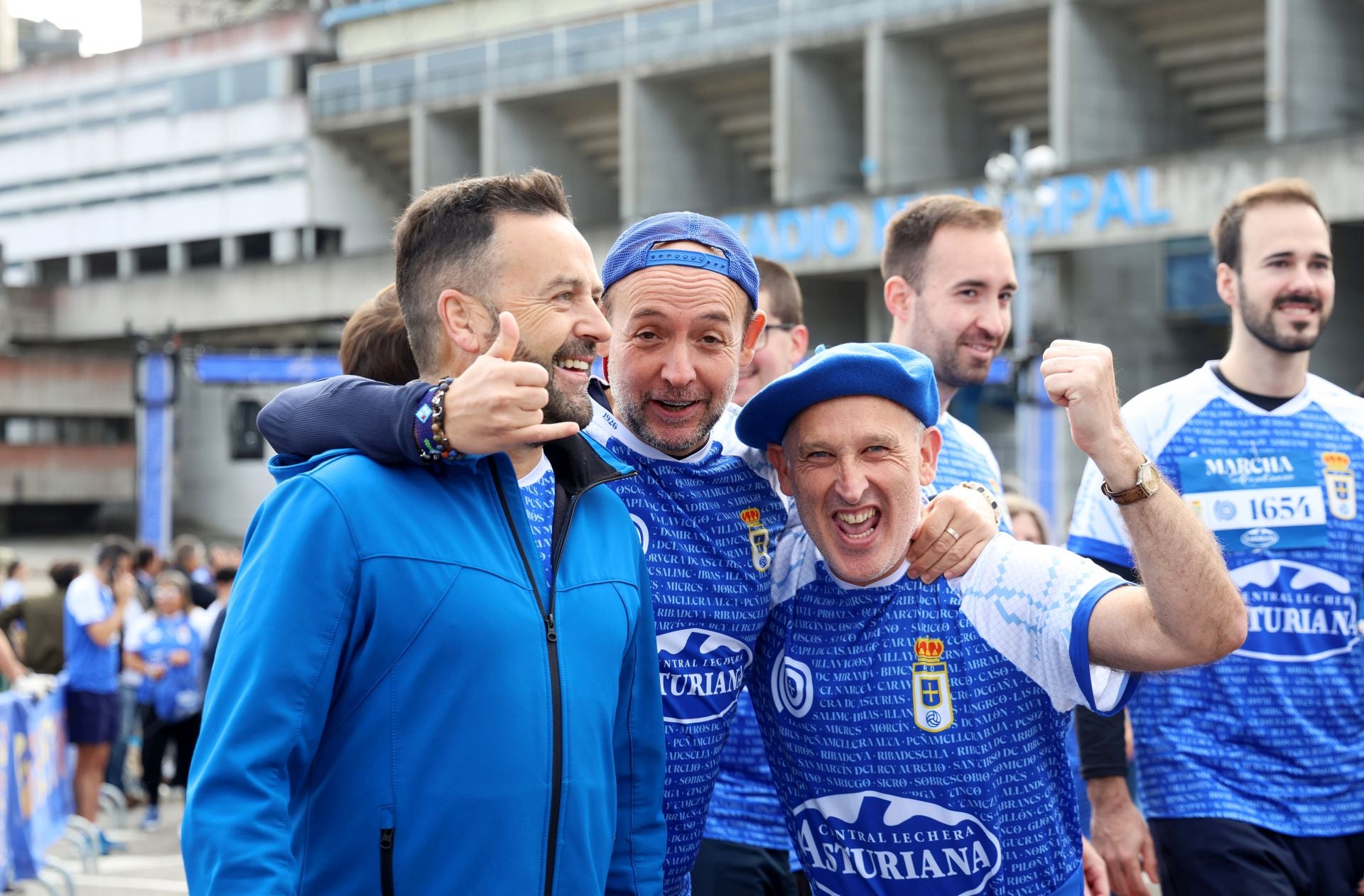El centenario del Real Oviedo tiñe las calles de azul