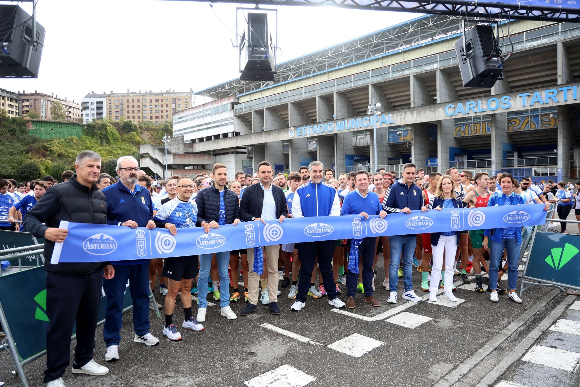 El centenario del Real Oviedo tiñe las calles de azul