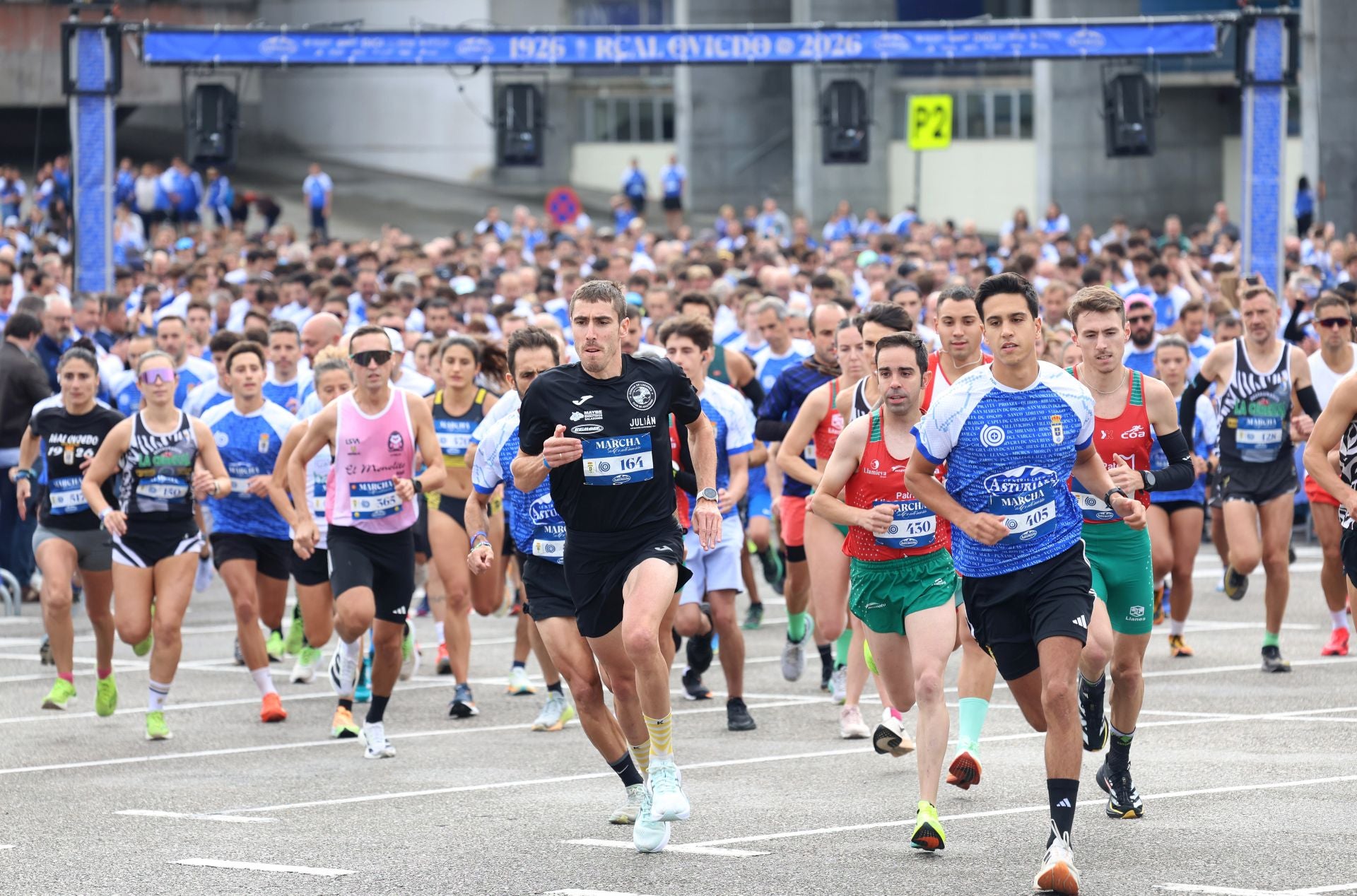 El centenario del Real Oviedo tiñe las calles de azul