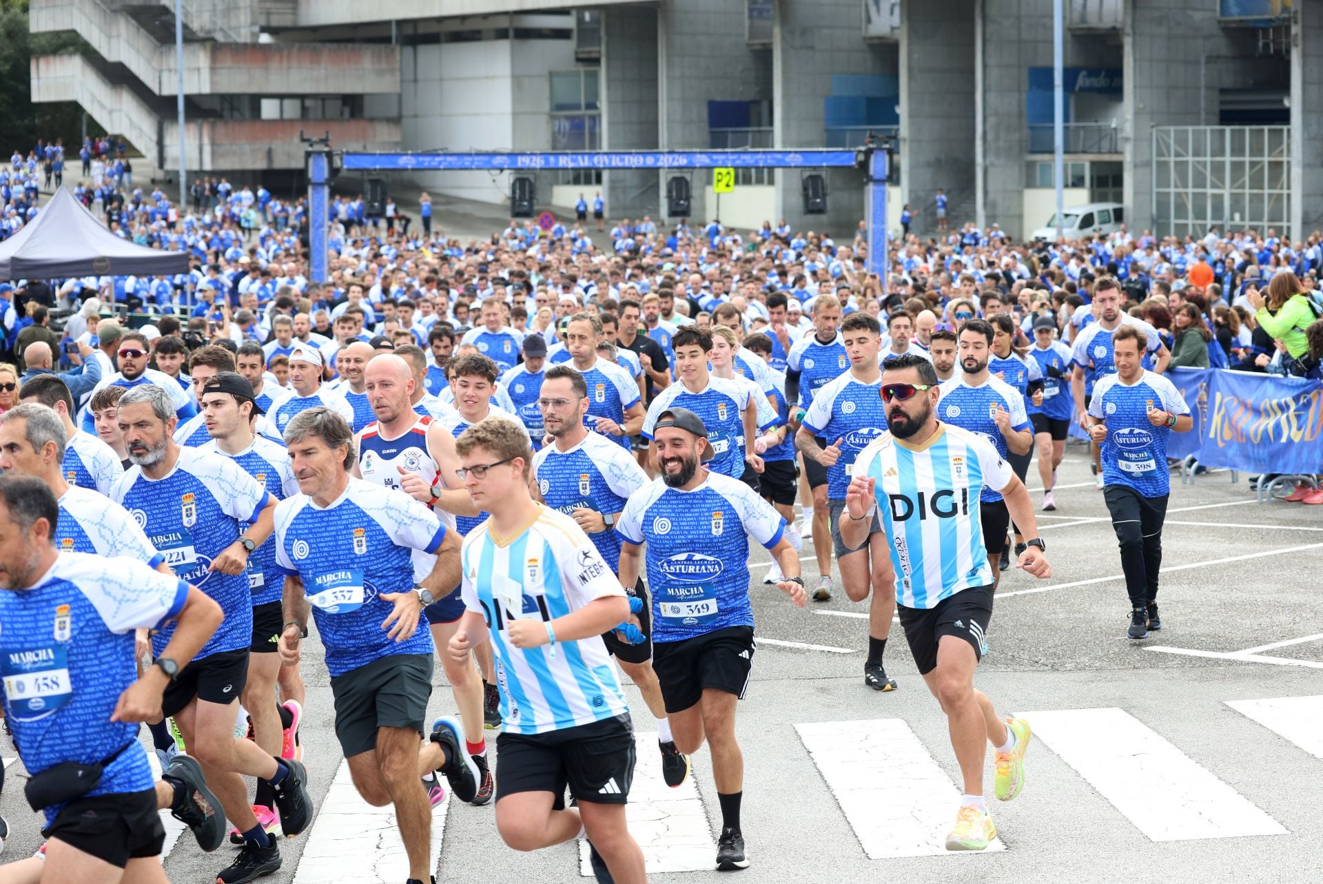 El centenario del Real Oviedo tiñe las calles de azul
