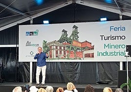 Vicente Díaz actuando en la feria minera del pozo Sotón