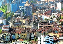 El gasómetro se eleva sobre los tejados del casco histórico de Oviedo en una vista aérea en la que se pueden ver los terrenos de la Fábrica de Gas.