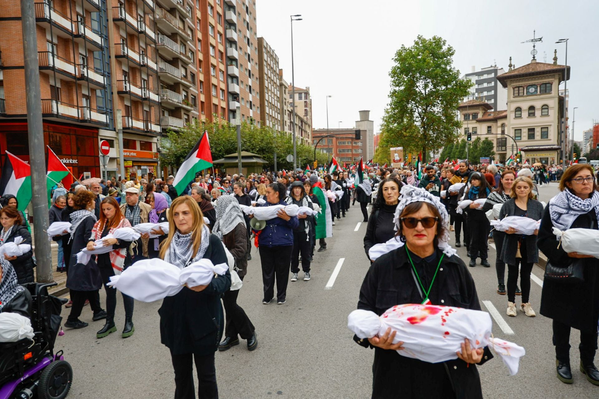 Las imágenes que deja la multitudinaria manifestación propalestina en Gijón