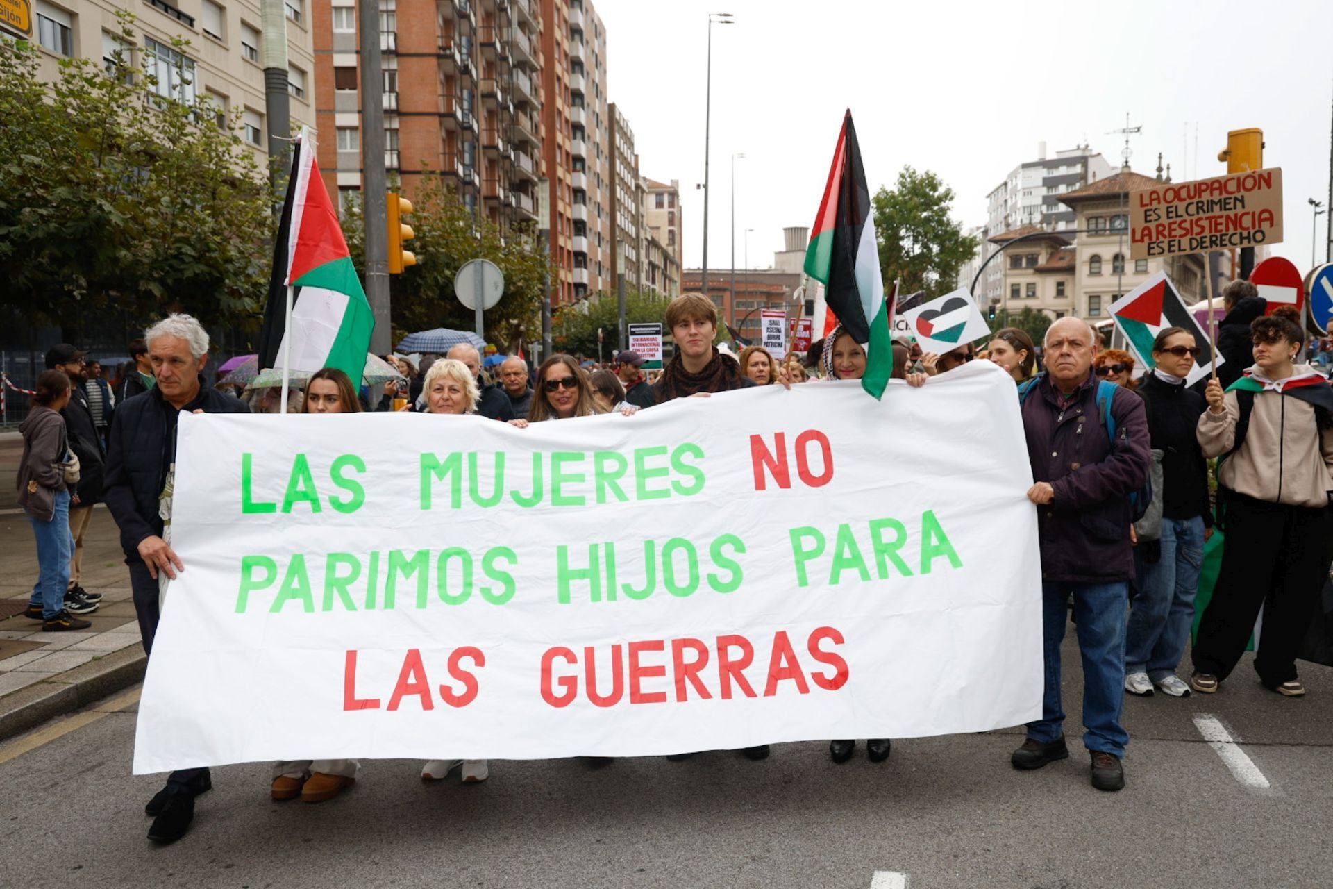 Las imágenes que deja la multitudinaria manifestación propalestina en Gijón