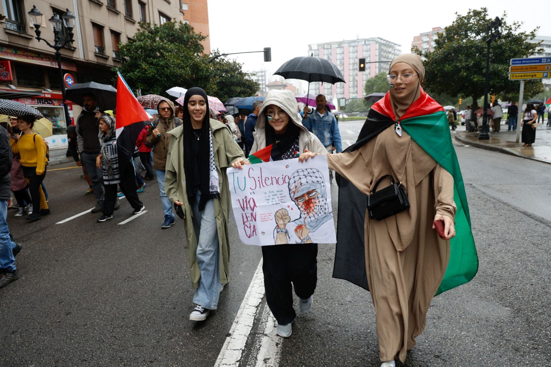 Las imágenes que deja la multitudinaria manifestación propalestina en Gijón