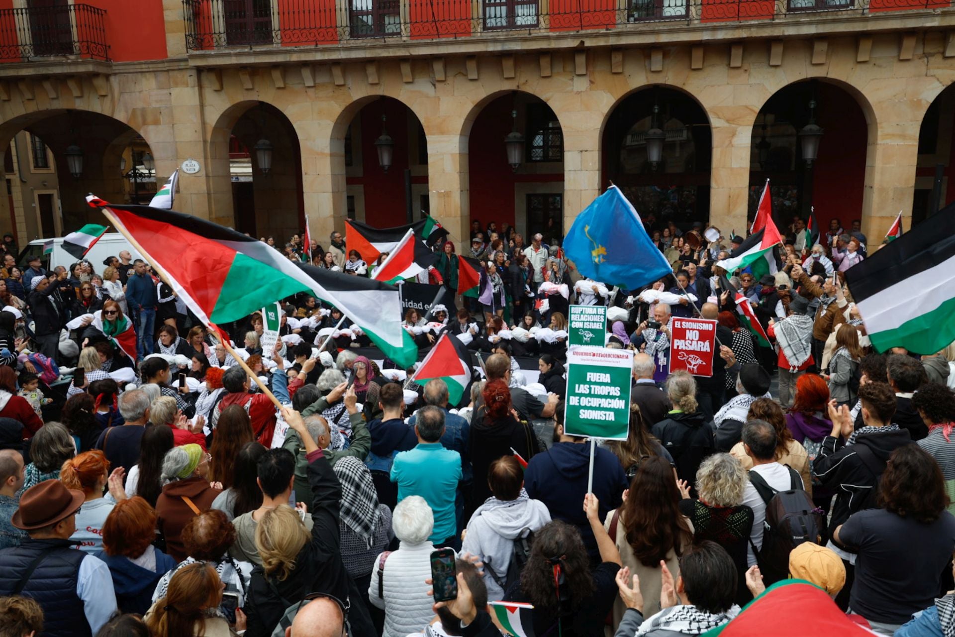 Las imágenes que deja la multitudinaria manifestación propalestina en Gijón