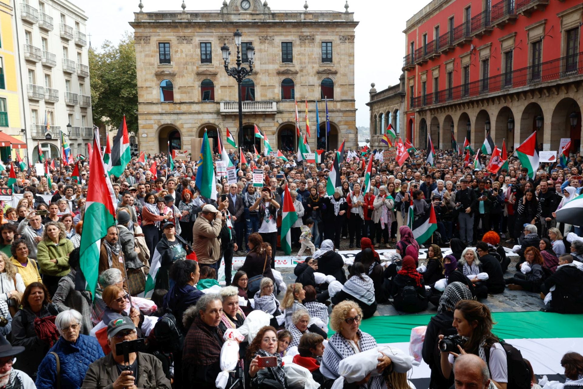 Las imágenes que deja la multitudinaria manifestación propalestina en Gijón
