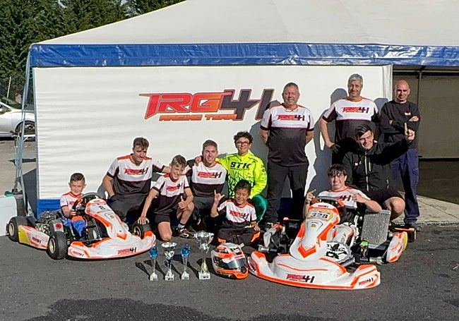 Neizan, a la izquierda, sentado en su kart junto a su equipo.