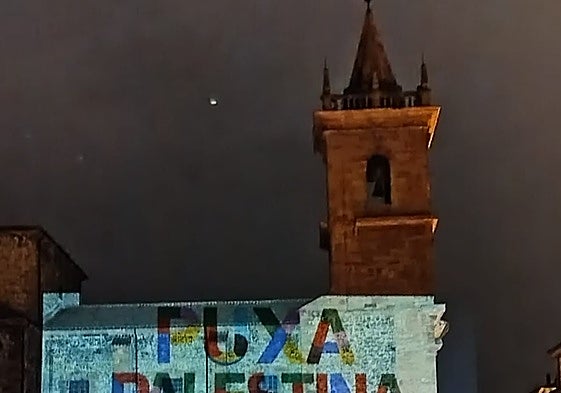 La proyección pro Palestina, en un lateral de San Isidoro.