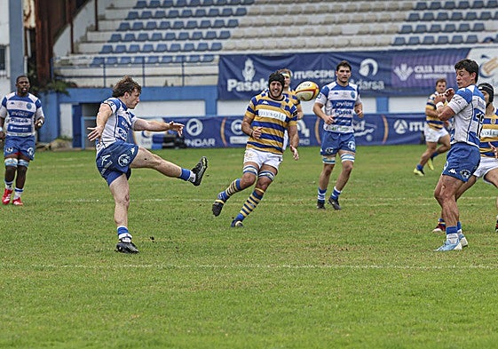 Acción de ataque del Pasek Belenos en el partido ante el Pozuelo en el Muro de Zaro.