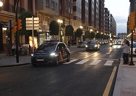 Policía Nacional en la calle de Marqués de San Esteban, donde se produjo la agresión.