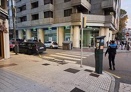 La ventana, sobre la calzada, cayó desde el séptimo piso.