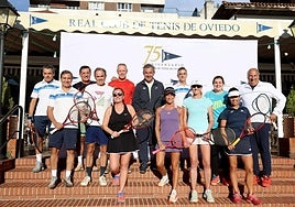 Emilio Sánchez Vicario, entre socios a los que dio clase.