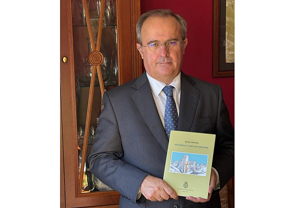 Javier Junceda, con su nuevo libro.