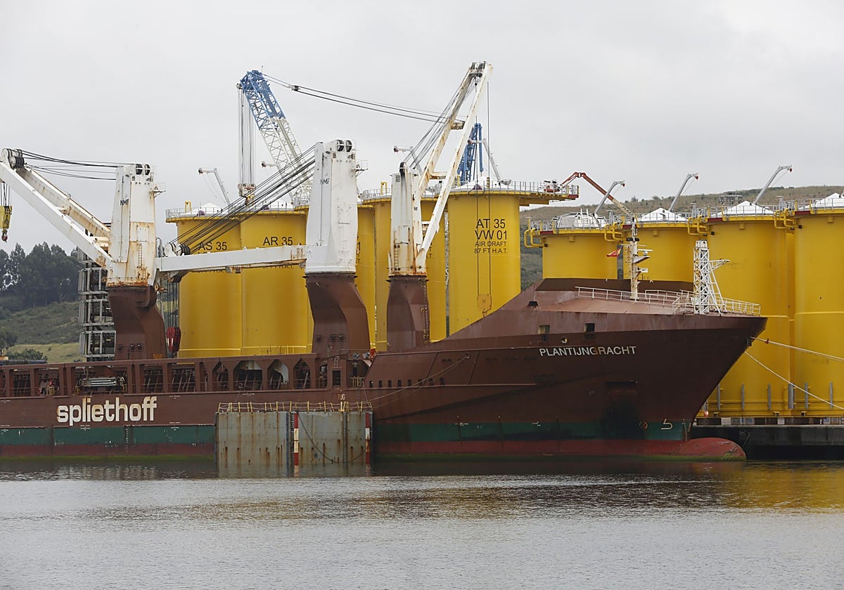 Imagen de archivo de la carga de piezas de Windar.