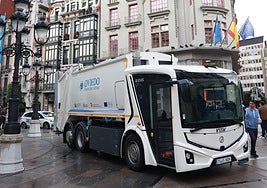 Uno de los nuevos camiones de basura frente al Campoamor.