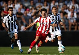 Gaspar Campos intenta sortear a varios rivales.