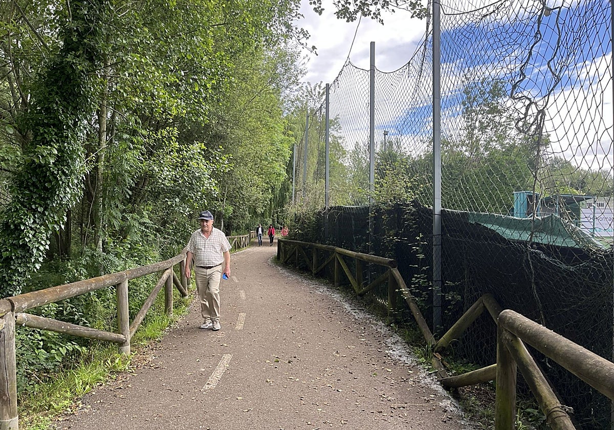 La senda fluvial, junto al cauce del Nora y el campo de fútbol, en la población sierense de Colloto.