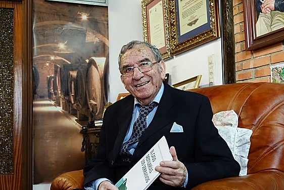 El empresario y destilador riosellano Emilio Serrano en el despacho de su casa de Collera