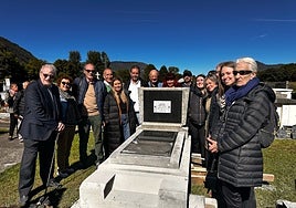 Los representantes de la Fundación José Barreiro y el alcalde de Choum, ante la tumba de José Barreiro, su esposa y sus dos hijos en el cementerio de esta localidad de los Pirineos franceses.