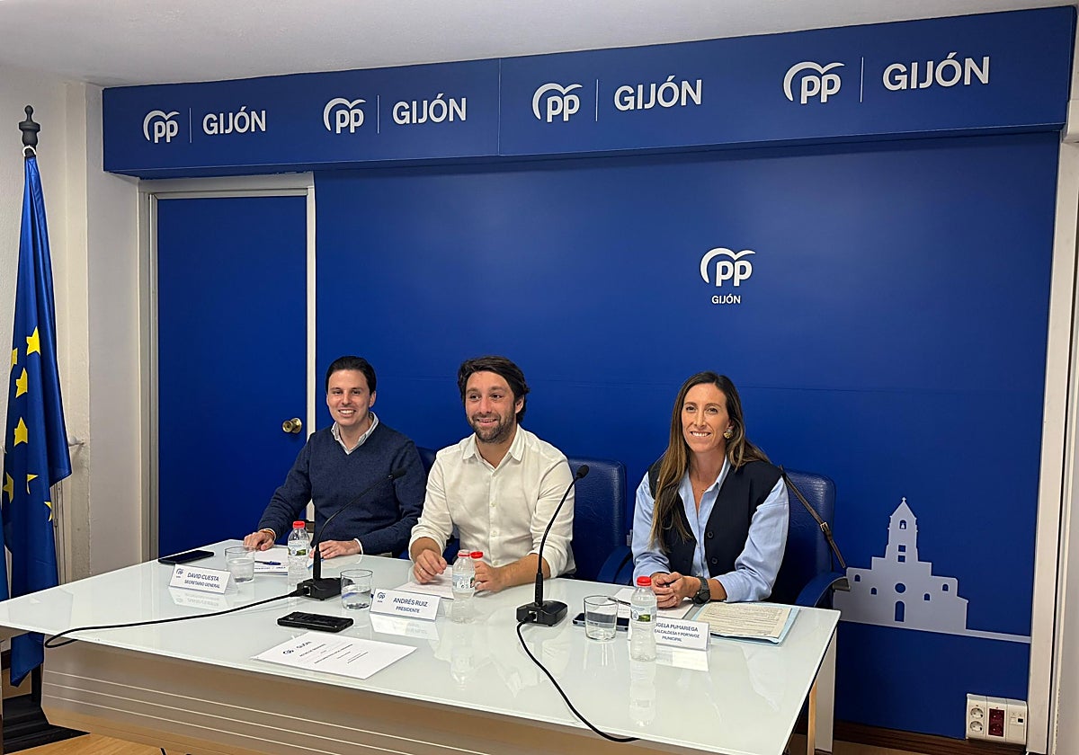 David Cuesta, Andrés Ruiz y Ángela Pumariega, al inicio de la junta local.
