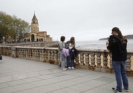 Paseo del Muro de la playa de San Lorenzo, en Gijón.