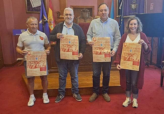 Javier Antuña y Óscar Flórez, de la Asociación de Fomento de la Sidra Tradicional Asturiana, junto al alcalde de Villaviciosa, Alejandro Vega, y la edil Rocío Vega