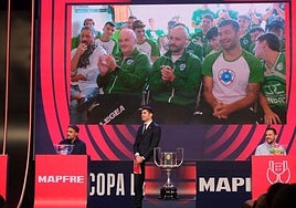 Un momento del sorteo, con el Puerto de Vega en la pantalla.